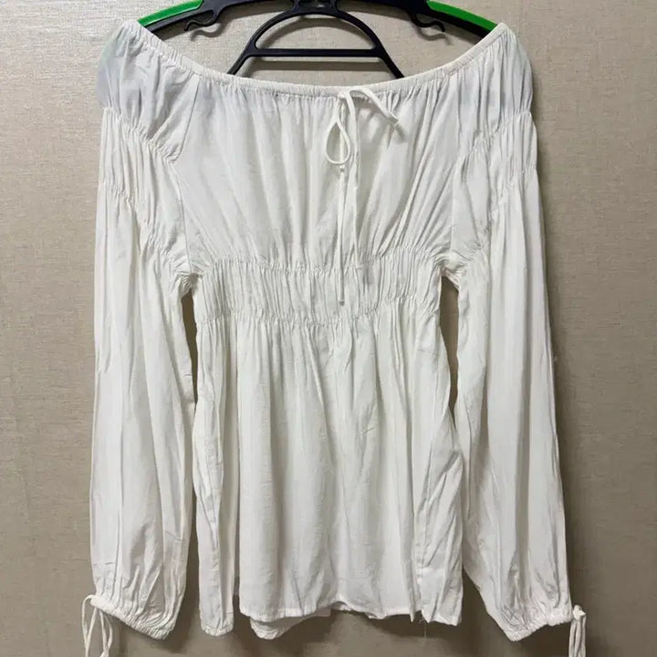 [BUNJANG] White Shirring Off-Shoulder Long-Sleeve Blouse (Up to Size 55) / (여성복) 화이트 셔링 긴팔 오프숄더 블라우스 (~55반)