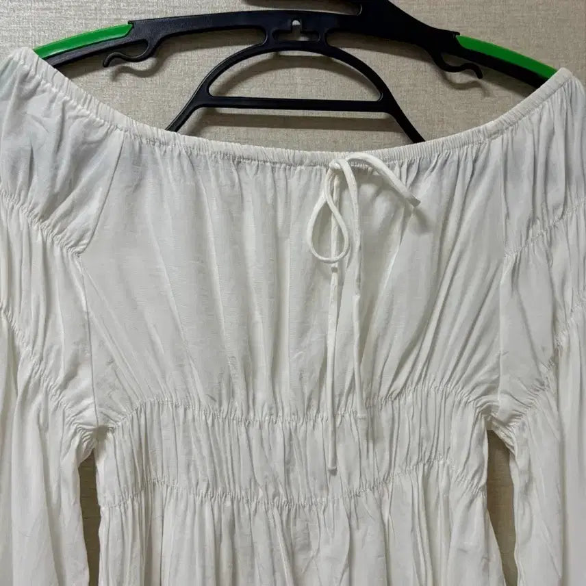 [BUNJANG] White Shirring Off-Shoulder Long-Sleeve Blouse (Up to Size 55) / (여성복) 화이트 셔링 긴팔 오프숄더 블라우스 (~55반)