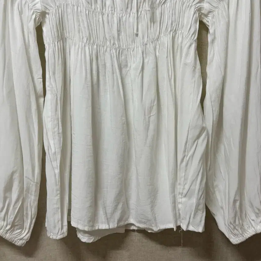 [BUNJANG] White Shirring Off-Shoulder Long-Sleeve Blouse (Up to Size 55) / (여성복) 화이트 셔링 긴팔 오프숄더 블라우스 (~55반)
