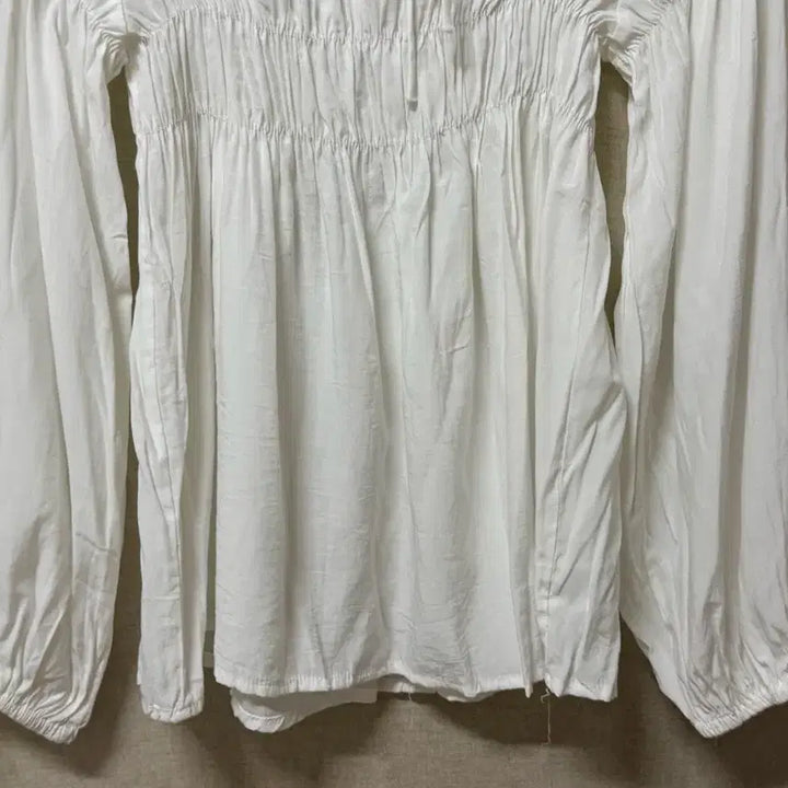 [BUNJANG] White Shirring Off-Shoulder Long-Sleeve Blouse (Up to Size 55) / (여성복) 화이트 셔링 긴팔 오프숄더 블라우스 (~55반)