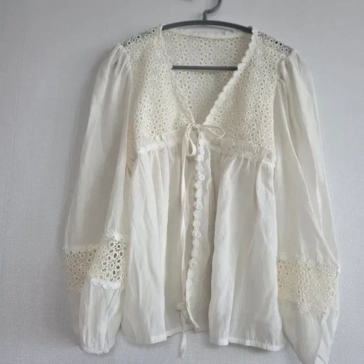 [BUNJANG] Lace Punching Ivory Blouse / 레이스 펀칭 아이보리 블라우스