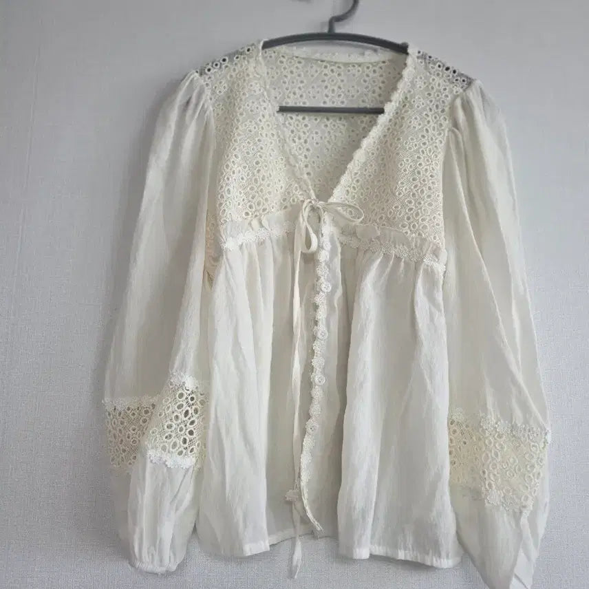 [BUNJANG] Lace Punching Ivory Blouse / 레이스 펀칭 아이보리 블라우스