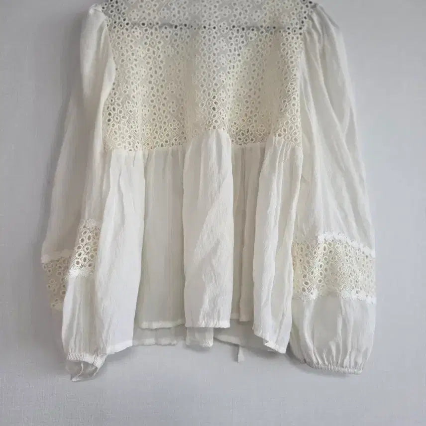 [BUNJANG] Lace Punching Ivory Blouse / 레이스 펀칭 아이보리 블라우스
