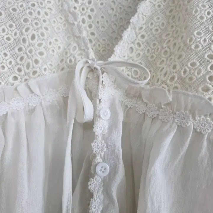 [BUNJANG] Lace Punching Ivory Blouse / 레이스 펀칭 아이보리 블라우스