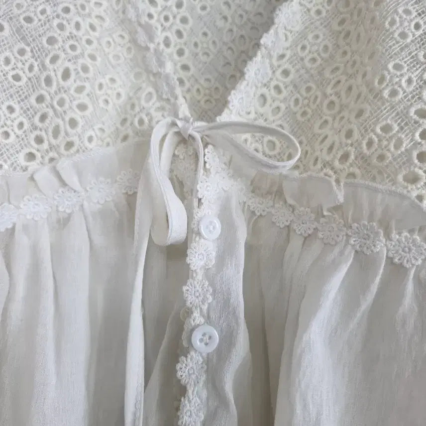 [BUNJANG] Lace Punching Ivory Blouse / 레이스 펀칭 아이보리 블라우스