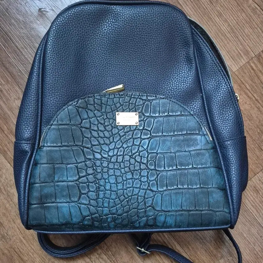 [BUNJANG] Stylish Navy Crocodile Pattern Backpack / 세련된 네이비 색상에 포인트 악어 패턴이 돋보이는 백팩