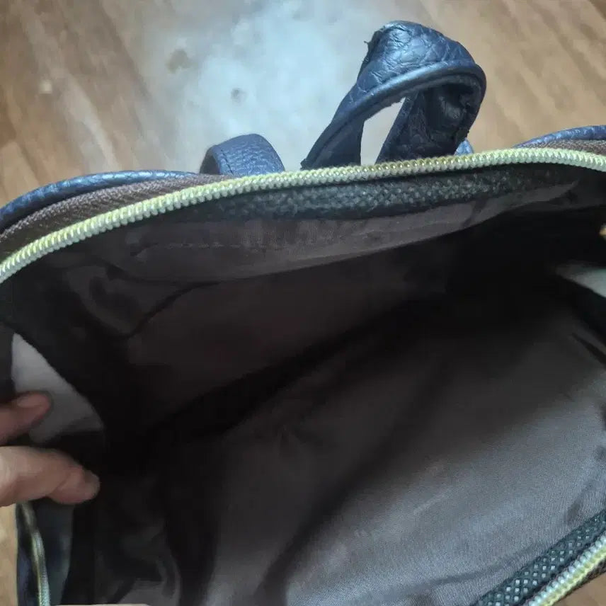 [BUNJANG] Stylish Navy Crocodile Pattern Backpack / 세련된 네이비 색상에 포인트 악어 패턴이 돋보이는 백팩