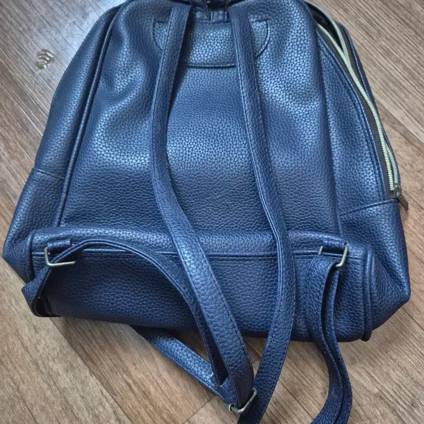 [BUNJANG] Stylish Navy Crocodile Pattern Backpack / 세련된 네이비 색상에 포인트 악어 패턴이 돋보이는 백팩