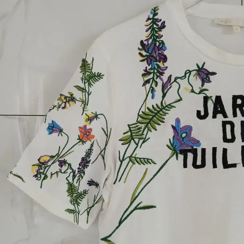 [BUNJANG] Maje Embroidered Short Sleeve T-shirt / 마쥬 플라워 자수 반팔 티셔츠