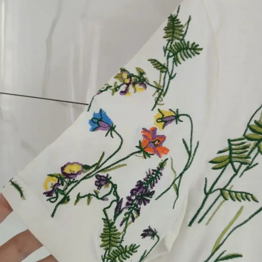 [BUNJANG] Maje Embroidered Short Sleeve T-shirt / 마쥬 플라워 자수 반팔 티셔츠