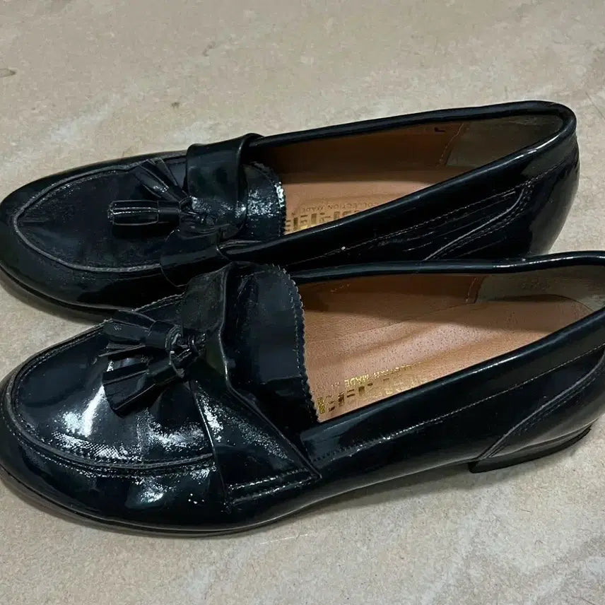 [SOLD OUT] 블랙 에나멜 태슬 로퍼 단화 240 국산