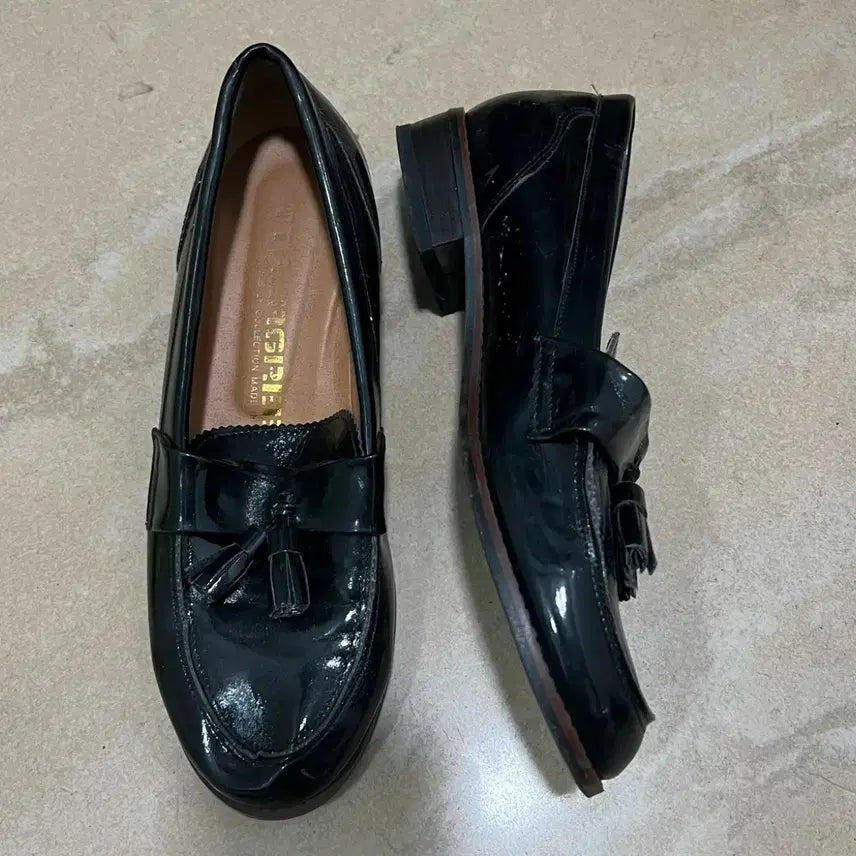 [SOLD OUT] 블랙 에나멜 태슬 로퍼 단화 240 국산