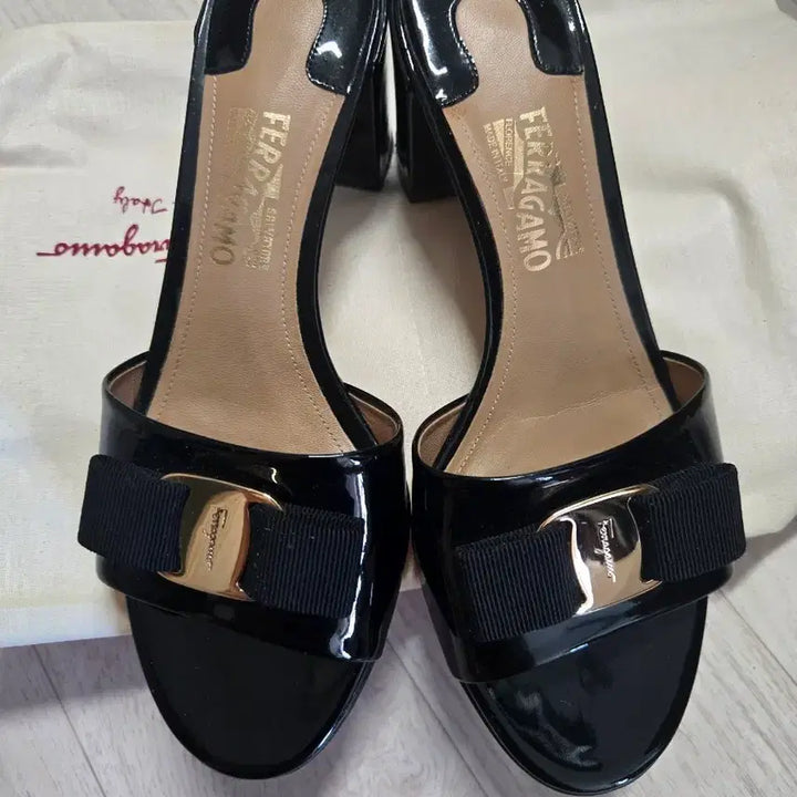[BUNJANG] Salvatore Ferragamo Black Patent Leather Bow Mule Sandals / 페라가모 블랙 에나멜 리본 뮬 샌들