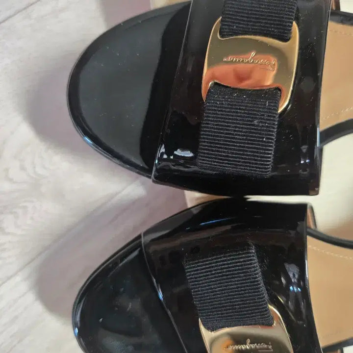 [BUNJANG] Salvatore Ferragamo Black Patent Leather Bow Mule Sandals / 페라가모 블랙 에나멜 리본 뮬 샌들