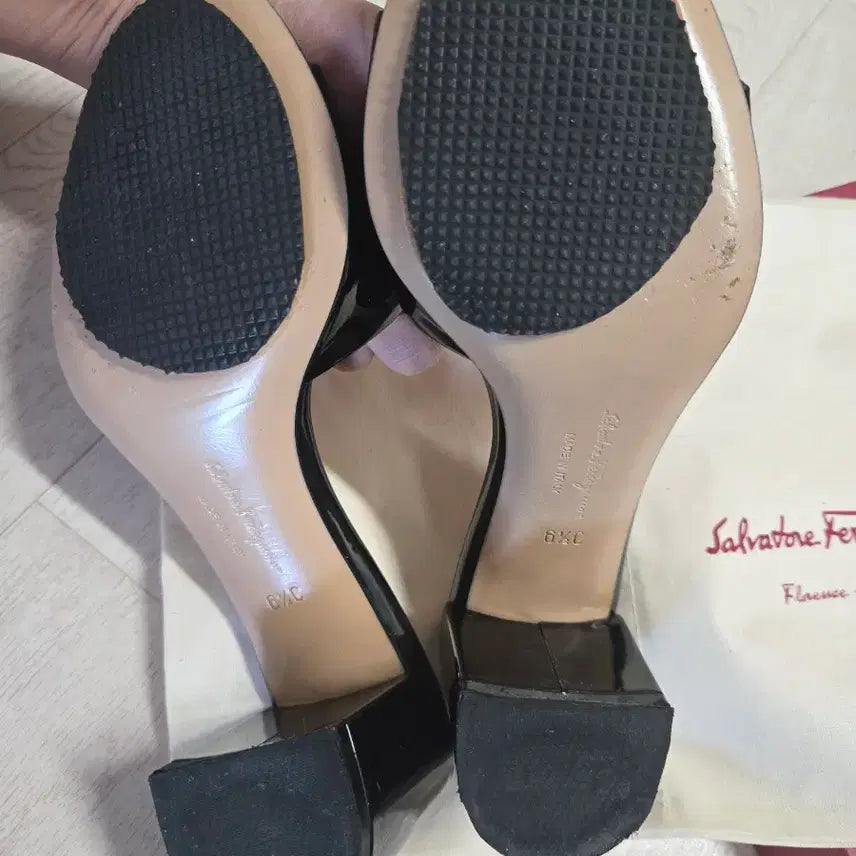 [BUNJANG] Salvatore Ferragamo Black Patent Leather Bow Mule Sandals / 페라가모 블랙 에나멜 리본 뮬 샌들