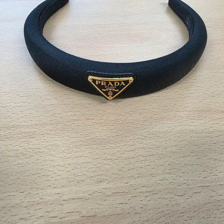 [BUNJANG] Prada Gold Logo Headband / (정품)프라다 헤어밴드 금장
