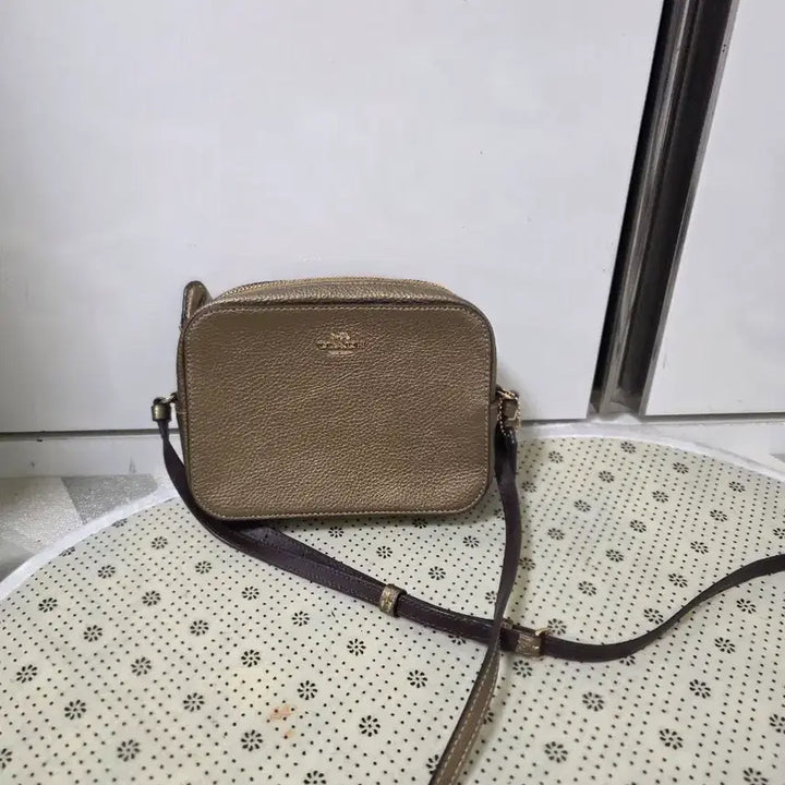 [BUNJANG] Coach Gold Mini Crossbody Bag / 코치 금색 미니 크로스백