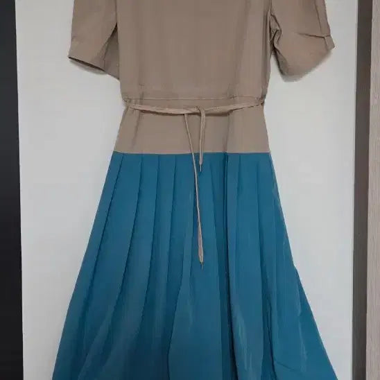 [BUNJANG] Color-Blocked Pleated Short-Sleeve Midi Dress Size 77 / 77)배색 플리츠 반팔 원피스 77사이즈
