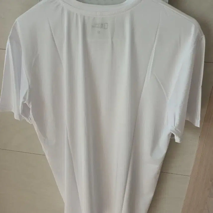 [BUNJANG] National Geographic White Short-Sleeve T-Shirt M / 내셔널지오그래픽 흰색 반팔 티셔츠 M 새상품