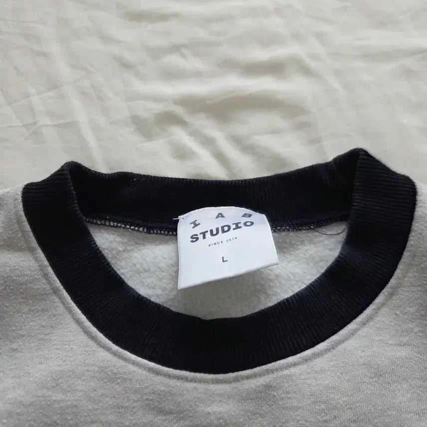 [BUNJANG] IAB Studio Oatmeal Navy Sweatshirt L / 아이앱 오트밀 네이비 맨투맨L 팝니다