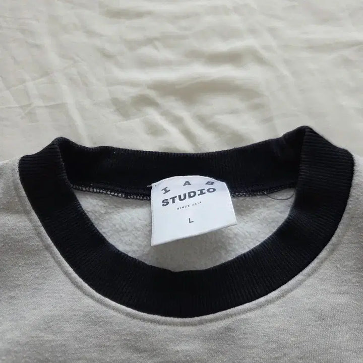 [BUNJANG] IAB Studio Oatmeal Navy Sweatshirt L / 아이앱 오트밀 네이비 맨투맨L 팝니다