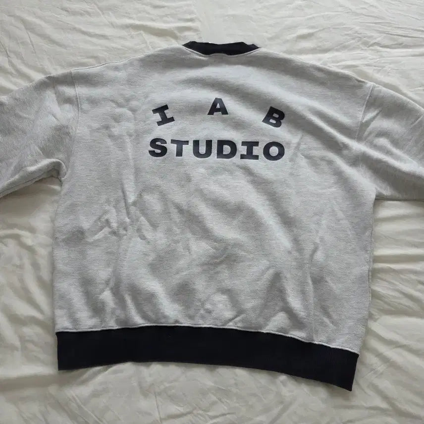 [BUNJANG] IAB Studio Oatmeal Navy Sweatshirt L / 아이앱 오트밀 네이비 맨투맨L 팝니다