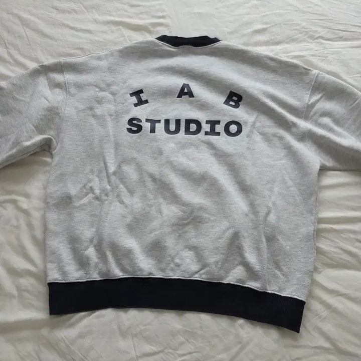 [BUNJANG] IAB Studio Oatmeal Navy Sweatshirt L / 아이앱 오트밀 네이비 맨투맨L 팝니다