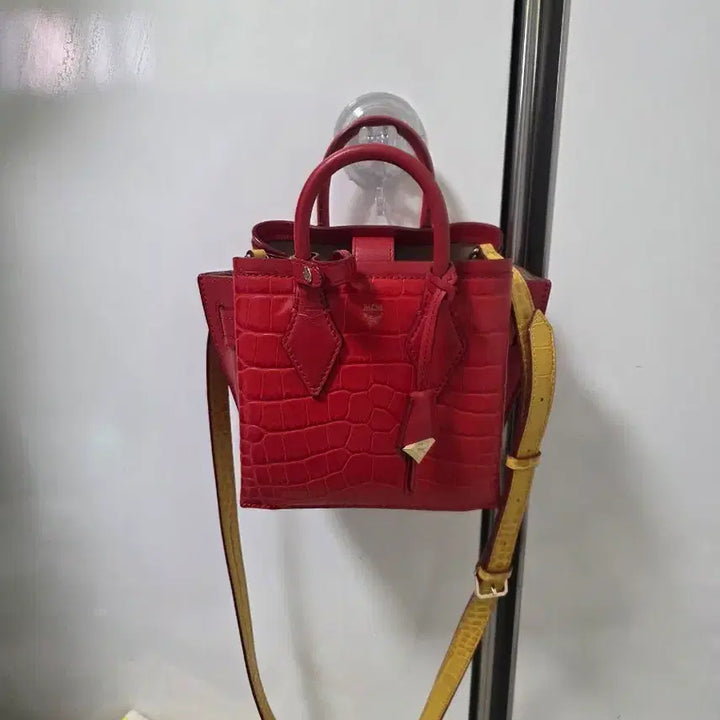 [SOLD OUT] MCM 레드 크로커다일 숄더백