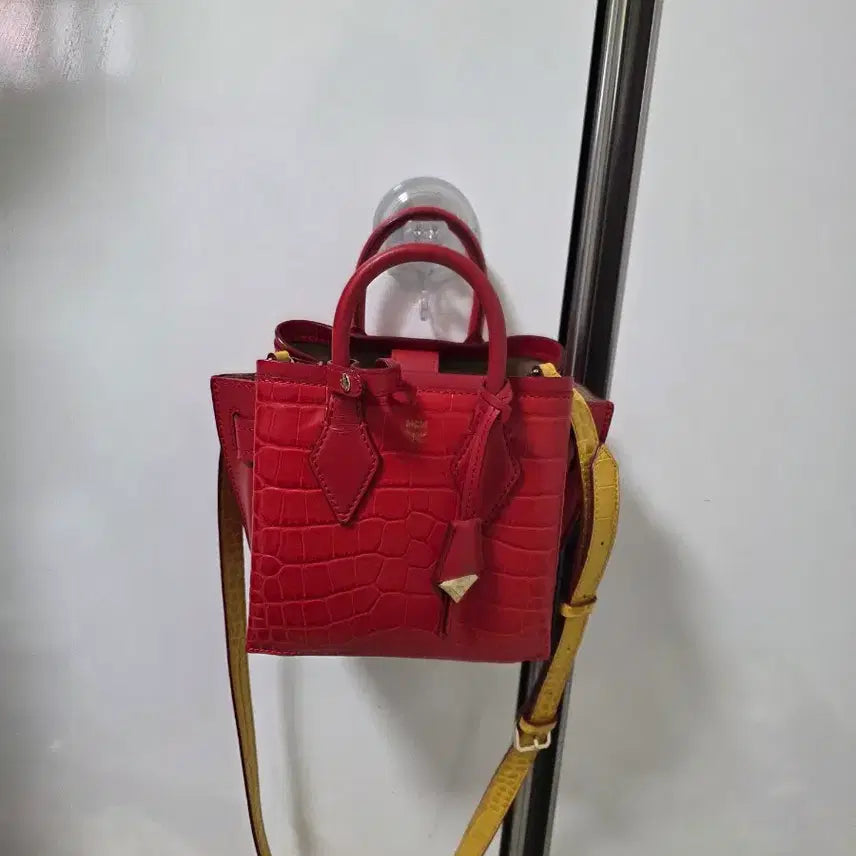 [SOLD OUT] MCM 레드 크로커다일 숄더백
