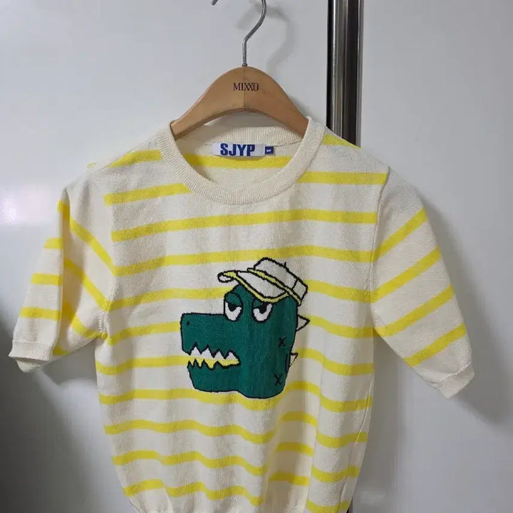 [BUNJANG] SJYP Dinosaur Stripe Short Sleeve Knit S / SJYP 공룡 스트라이프 반팔 니트 S