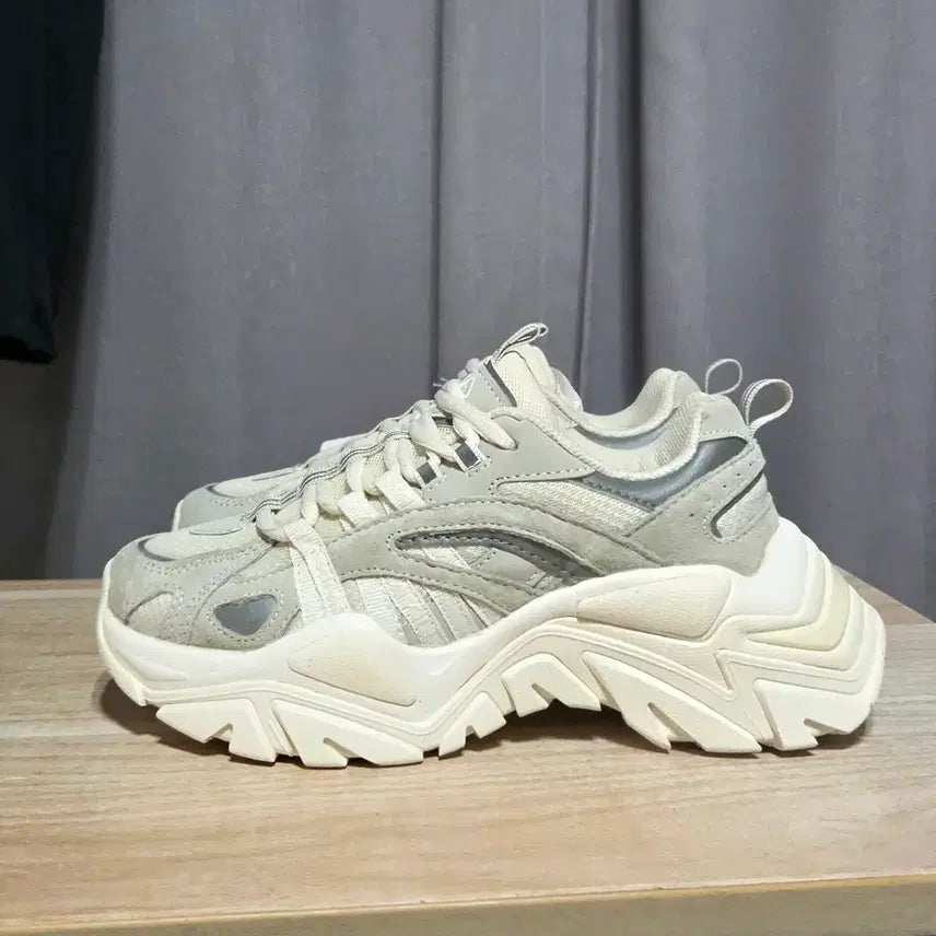 [BUNJANG] Fila Interation Chunky Sneakers Beige / 휠라 인터레이션 어글리 키높이 운동화 220사이즈 새제품