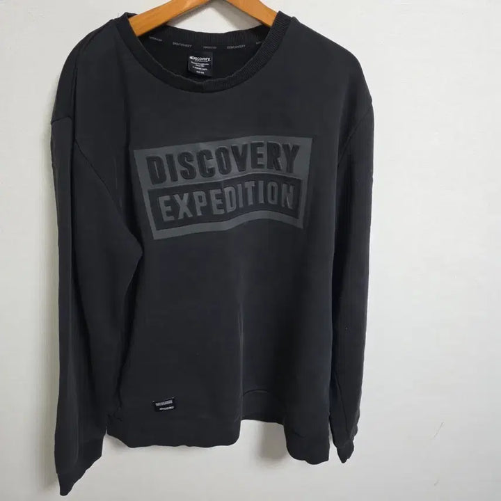 [BUNJANG] Discovery Expedition 3D Logo Sweatshirt Black (DXMT33941X) / [110] 디스커버리 입체 로고 맨투맨 블랙 (DXMT33941X)