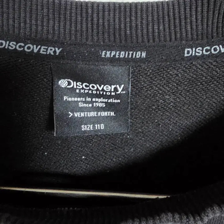 [BUNJANG] Discovery Expedition 3D Logo Sweatshirt Black (DXMT33941X) / [110] 디스커버리 입체 로고 맨투맨 블랙 (DXMT33941X)