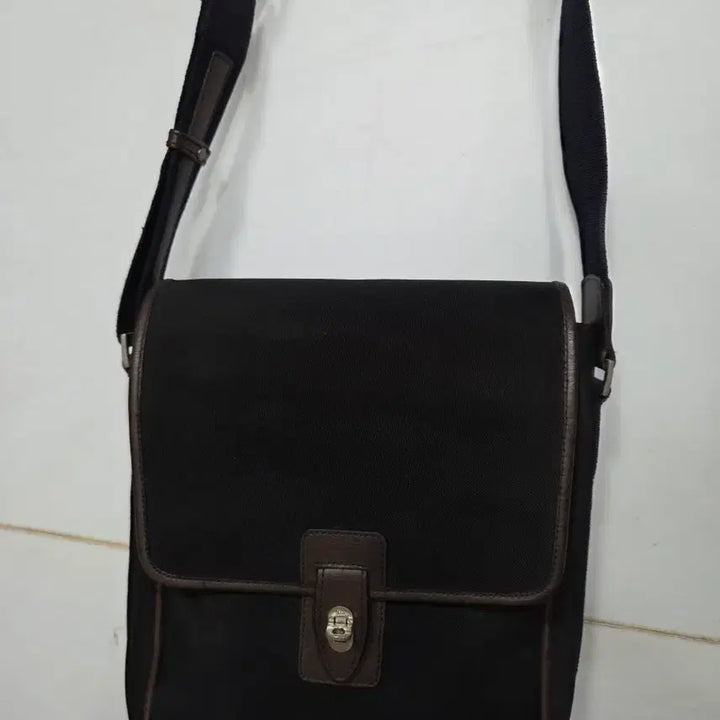 [BUNJANG] Daks Black Crossbody Messenger Bag / 닥스 블랙 크로스백 메신저백