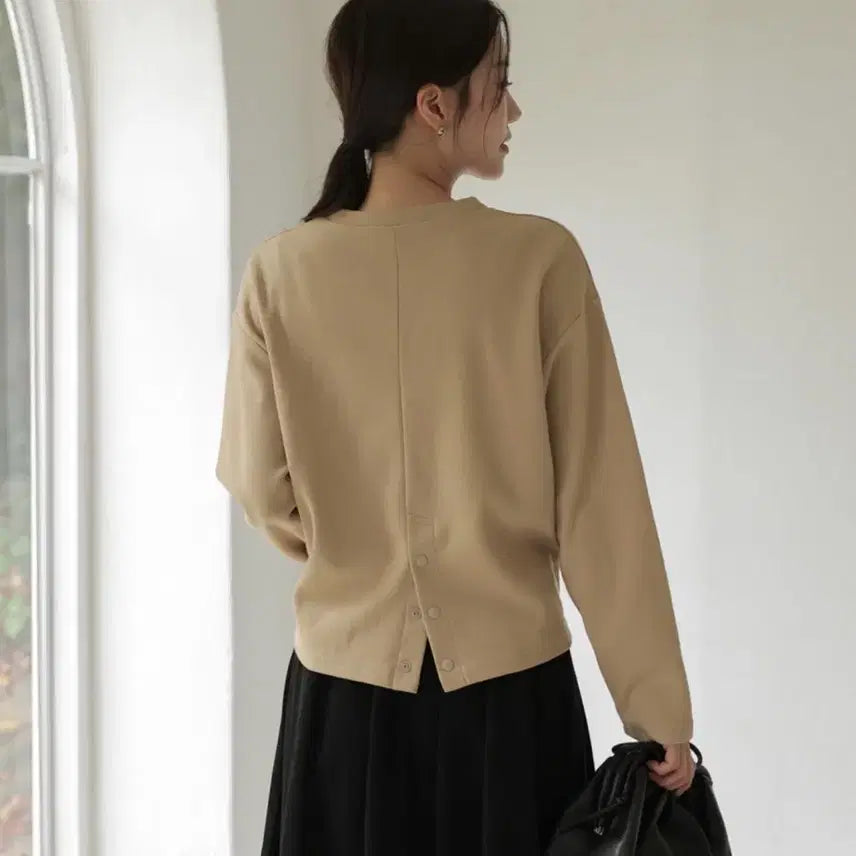 [BUNJANG] Mayddle PK Button Back Slit T-Shirt (Beige) / 피케이 버튼백 트임 티셔츠