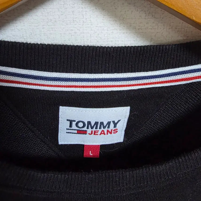 [BUNJANG] Tommy Jeans Embroidered Logo Sweatshirt Black L / [L] 타미진스 에센셜 자수 로고 맨투맨 블랙 (DM0DM09591)