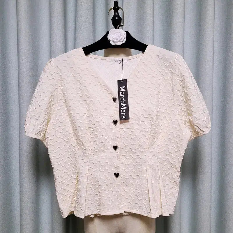 [SOLD OUT] 24ss 하트버튼 엠보싱 블라우스