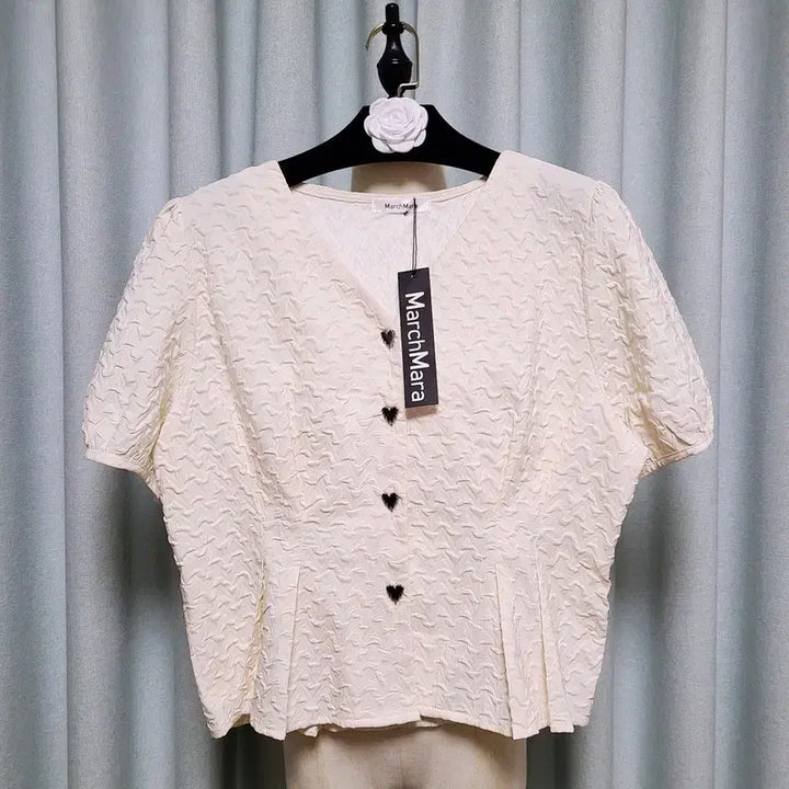 [SOLD OUT] 24ss 하트버튼 엠보싱 블라우스