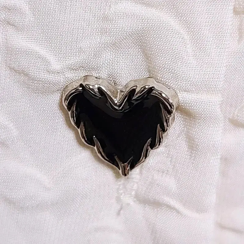 [SOLD OUT] 24ss 하트버튼 엠보싱 블라우스
