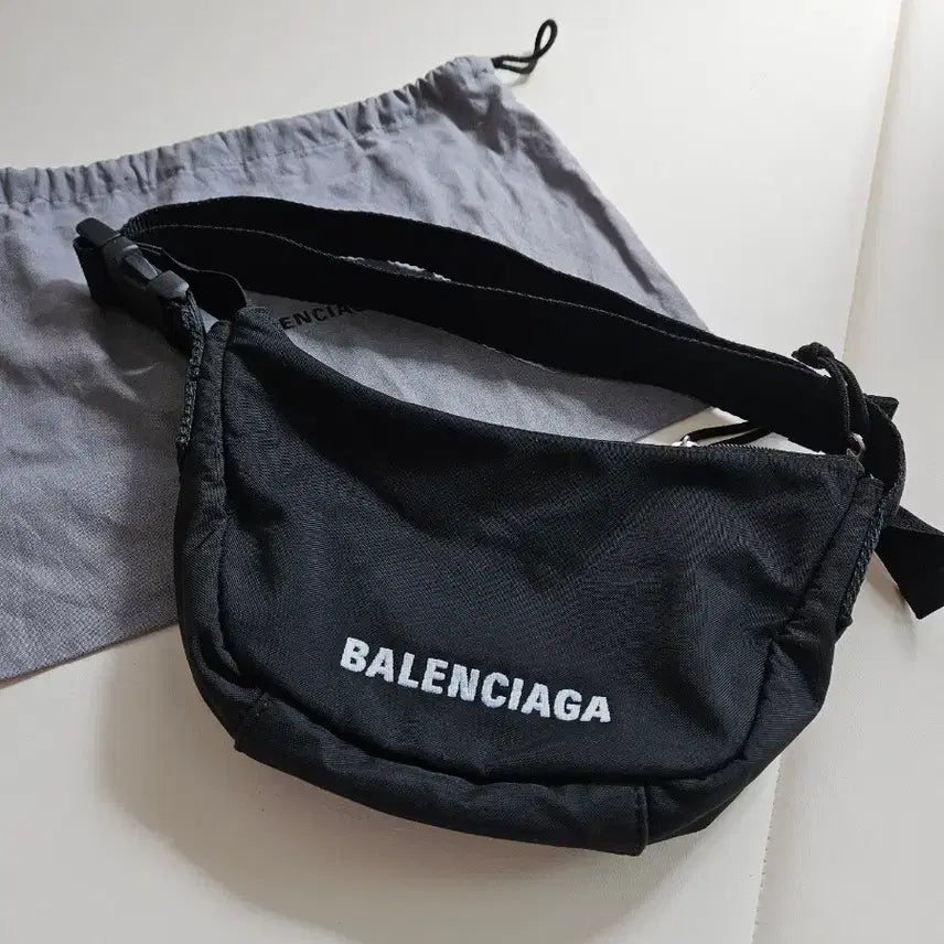 [BUNJANG] Balenciaga Wheel Small Nylon Sling Bag / 발렌시아가 휠 스몰 여자 슬링백 블랙 화이트
