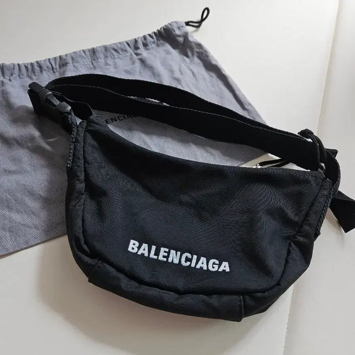 [BUNJANG] Balenciaga Wheel Small Nylon Sling Bag / 발렌시아가 휠 스몰 여자 슬링백 블랙 화이트