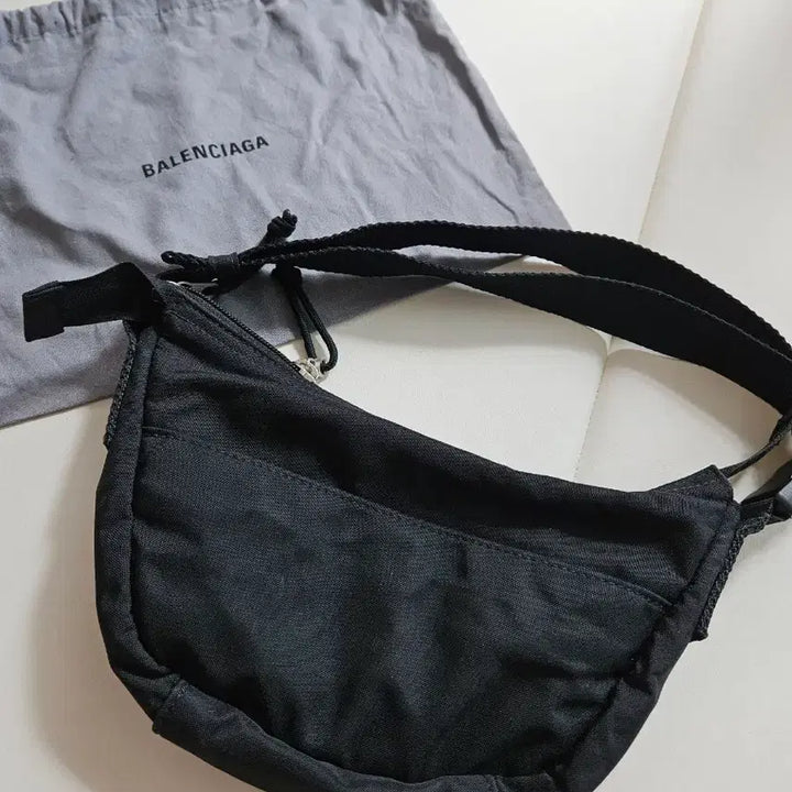 [BUNJANG] Balenciaga Wheel Small Nylon Sling Bag / 발렌시아가 휠 스몰 여자 슬링백 블랙 화이트