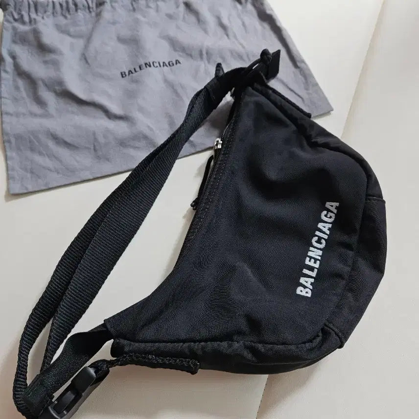 [BUNJANG] Balenciaga Wheel Small Nylon Sling Bag / 발렌시아가 휠 스몰 여자 슬링백 블랙 화이트