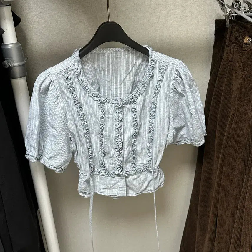 [SOLD OUT] 블루 스트라이프 퍼프 블라우스 / 여행룩 추천