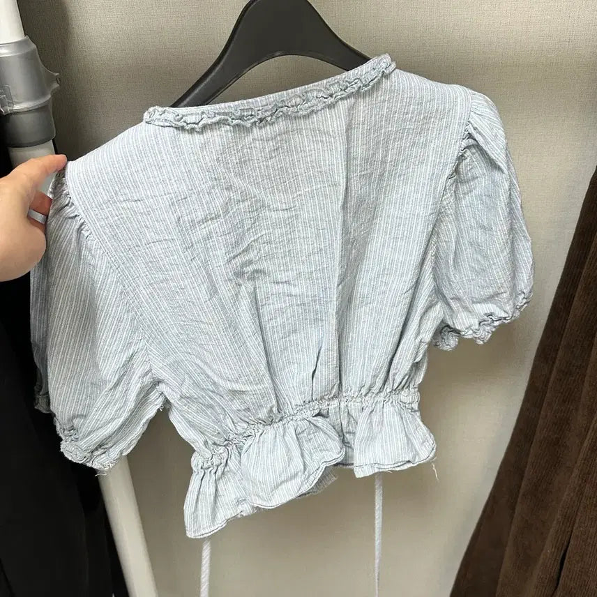 [SOLD OUT] 블루 스트라이프 퍼프 블라우스 / 여행룩 추천