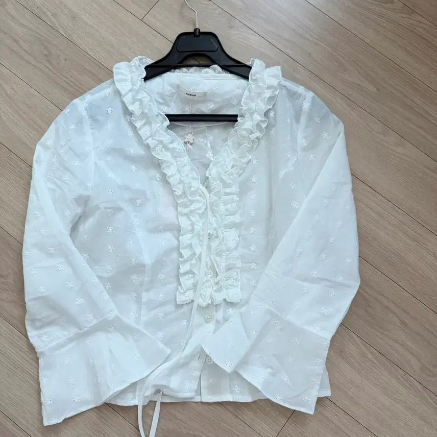 [BUNJANG] Aren Ruffle Floral Open Blouse - Ivory / 어랜 블라우스 Ruffle floral open blouse_ivory