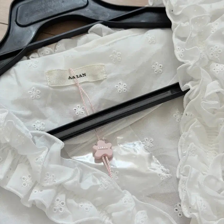 [BUNJANG] Aren Ruffle Floral Open Blouse - Ivory / 어랜 블라우스 Ruffle floral open blouse_ivory