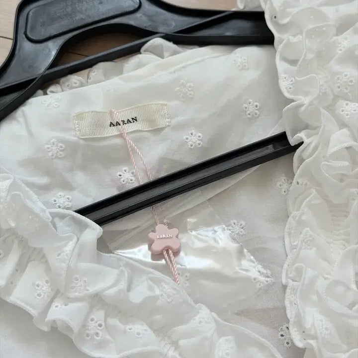 [BUNJANG] Aren Ruffle Floral Open Blouse - Ivory / 어랜 블라우스 Ruffle floral open blouse_ivory