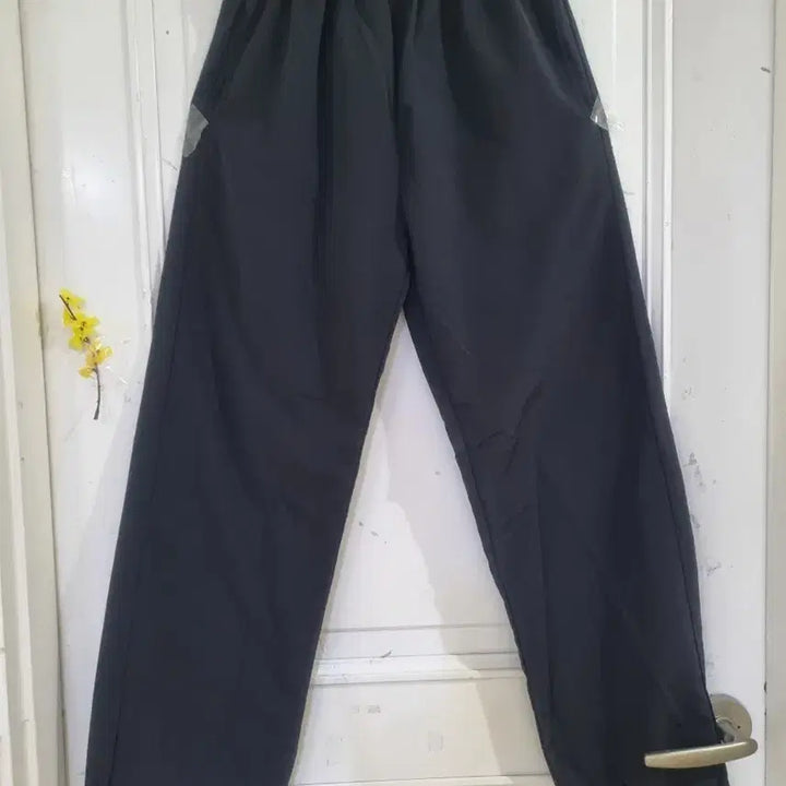 [BUNJANG] Black Crinkly Jogger Pants with Elastic Waistband / 여름 검정 바스락  밴딩. 조거통바지. 77까지