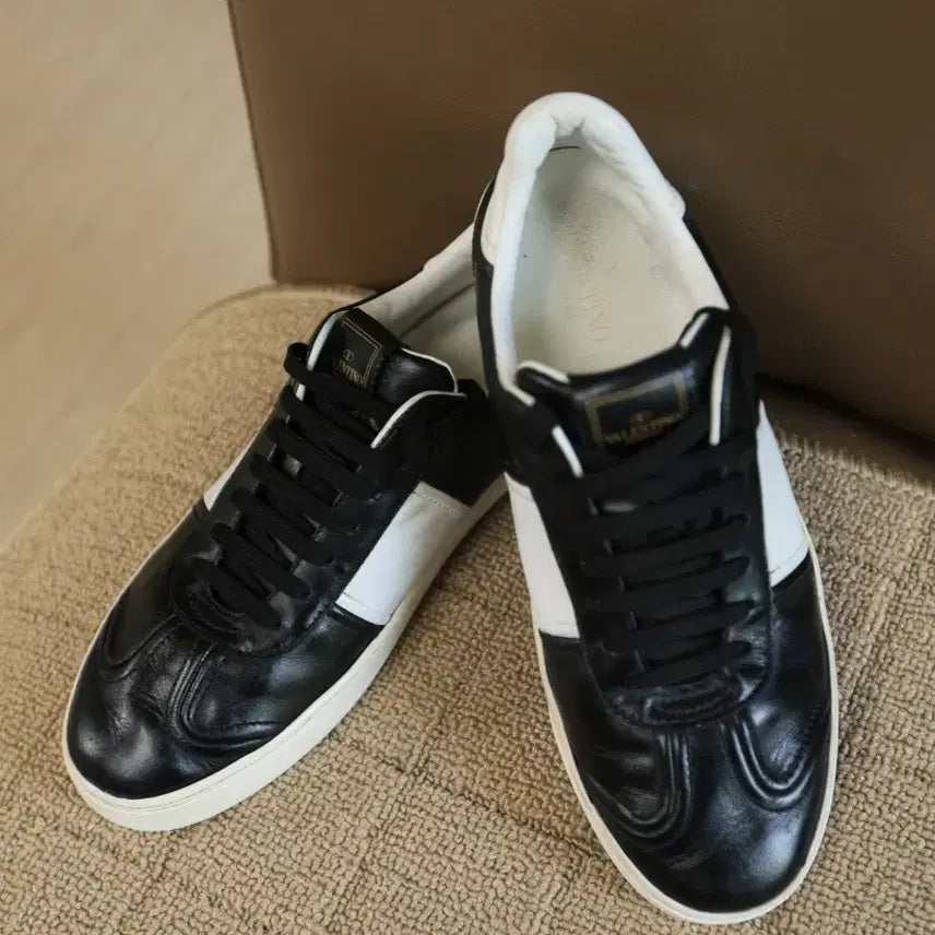 [BUNJANG] Valentino Garavani Black &amp; White Leather Studded Sneakers / 발렌티노 가라바니 블랙 화이트 스니커즈